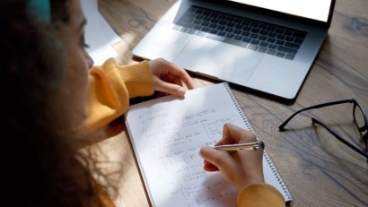 Alumnes participant en una classe de matemàtiques amb enfocament inclusiu i perspectiva de gènere
